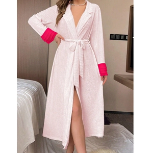 Robe de chambre rose à manches longues avec poignets plissés fuchsia et ceinture à nouer