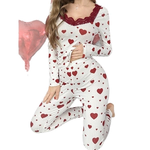 Pyjama deux pièces pour femmes avec imprimé cœur, bordure dentelle et maille côtelée