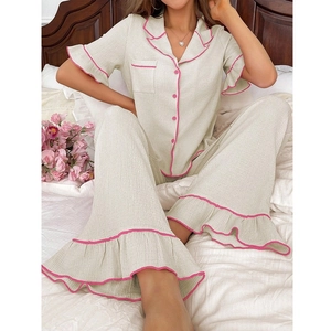 Détail des poignets à volants et liserés roses sur cet ensemble pyjama crème doux