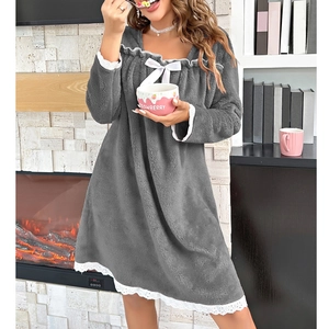 Graues Fleece-Nachthemd mit weißem Spitzenbesatz und Schleife für den Winter