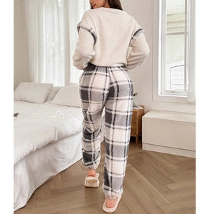 Dickes warmes Damen-Fleece-Schlafanzug-Set mit weißem Plüschoberteil und Karohose