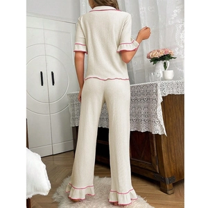 Ensemble pyjama femme avec bordures volantées roses, haut ivoire et pantalon assorti