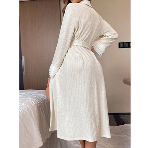 Robe de chambre longue blanc cassé élégante avec texture plissée et ceinture nouée