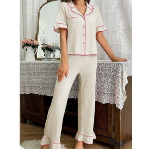 Ensemble pyjama femme avec volant, chemise à manches courtes et pantalon crème et rose