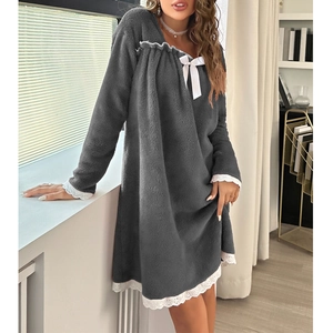 Detail eines grauen Fleece-Nachthemds mit weißem Spitzenbesatz und kleiner Schleife