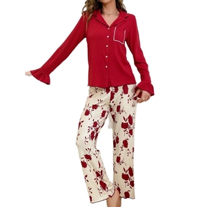 Set pigiama da donna con cardigan a coste rosso scuro e pantaloni larghi con stampa a rose