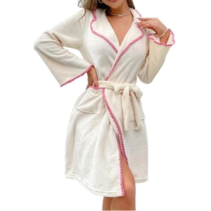 Accappatoio donna in pile corallo crema con volant rosa e cintura per l'inverno