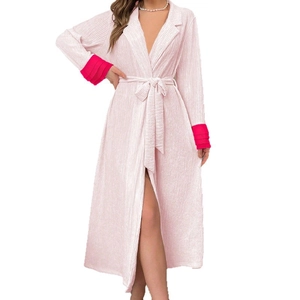 Peignoir plissé rose à manches longues avec poignets à volants fuchsia et ceinture