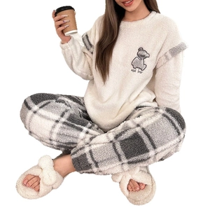 Dickes warmes Pyjama-Set aus Korallenvlies mit Bärenstickerei und Plüsch-Karohose