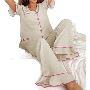 Pyjama deux pièces pour femme avec ourlet à volants et bordures contrastées chic