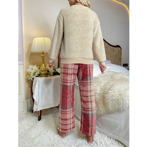Pyjama vintage en polaire pour femme avec haut en peluche beige et pantalon à carreaux