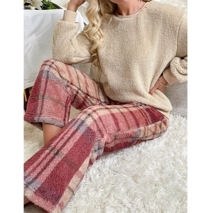 Pyjama deux pièces en polaire corail pour femme avec haut en peluche beige et pantalon à carreaux