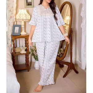 Pyjama femme avec rayures bleues, motifs d'étoiles et détails de col en dentelle blanche