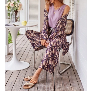 Ensemble pyjama trois pièces avec débardeur lilas et gilet imprimé cachemire pour femme