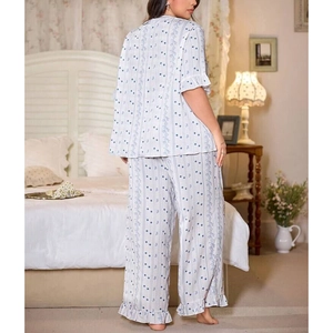 Ensemble pyjama deux pièces pour femme avec imprimé fleuri bleu et bords volantés