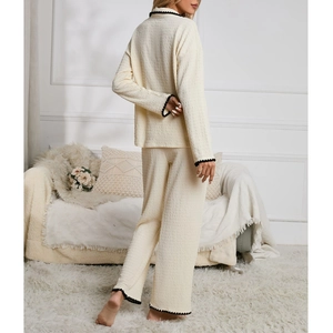 Set pigiama due pezzi in maglia a nido d'ape color crema con eleganti bordi neri a onde