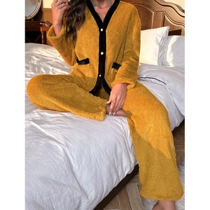 Ensemble pyjama en polaire corail pour femme avec bordure contrastée et manches longues