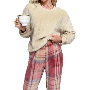 Pyjama douillet en flanelle avec haut en polaire crème et pantalon à carreaux rouges