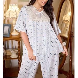 Détail d'un pyjama à fleurs avec dentelle à l'encolure et petit nœud doux