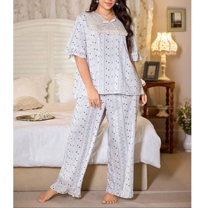 Ensemble de pyjama pour femme à rayures bleues, dentelle et détails volantés