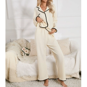Set pigiama donna color crema con bordi ondulati neri e morbida trama a nido d'ape