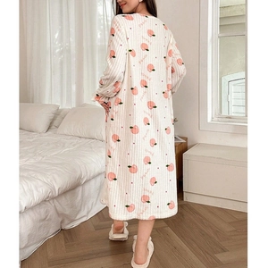 Robe de nuit chaude en peluche crème avec imprimés pêche et manches longues pour l'hiver