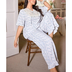Détail du pyjama à rayures bleues avec col en dentelle blanche et motifs étoilés