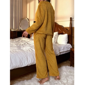 Pyjama femme en polaire corail jaune gingembre pour chaleur hivernale