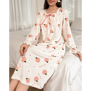 Robe de nuit douillette en polaire blanche avec motif pêche et nœud élégant
