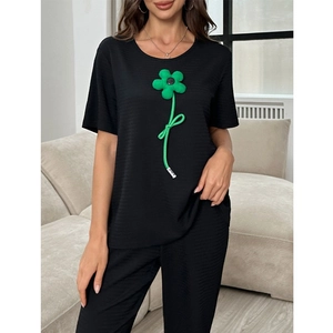 Ensemble de détente noir pour femme avec haut à col rond fleuri et pantalon assorti