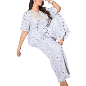 Ensemble pyjama femme imprimé fleuri avec col en dentelle et ourlet à volants amples