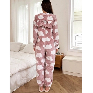 Rosa Fleece-Einteiler für Damen mit Wolkenmuster und Kapuze in der Rückansicht