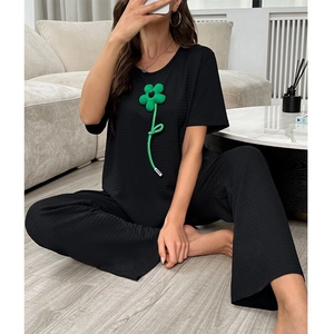 Ensemble pyjama noir chic en maille douce avec une décoration florale 3D unique en vert