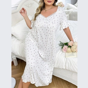 Nuisette grande taille pour femme avec dentelle col en V et imprimé floral rose doux