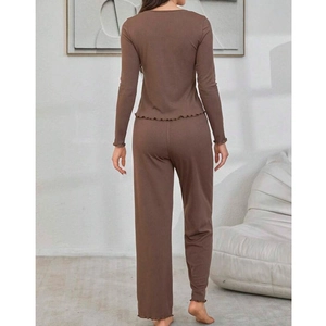 Ensemble détente marron avec haut manches longues et pantalon à bords ondulés pour la maison