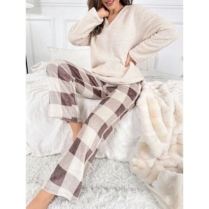 Pyjama femme pelucheux avec haut crème à col en V et pantalon à carreaux marron chaud