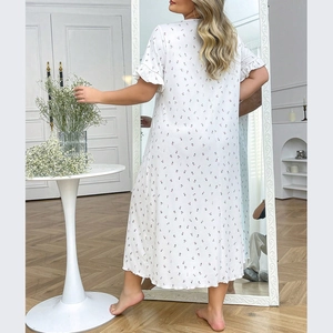 Nuisette grande taille à fleurs avec col en V et dentelle, manches à volants rose et blanc