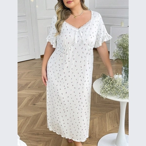 Détail de l'encolure en V avec dentelle et nœud sur la chemise de nuit à fleurs
