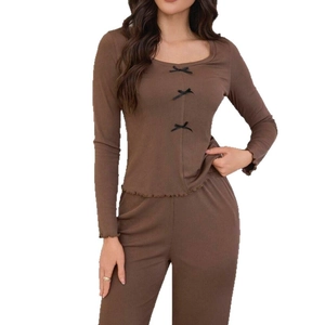 Ensemble de pyjama en maille côtelée marron avec ourlet volanté et petits nœuds