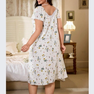 Weißes florales Spitzen-Nachthemd mit V-Ausschnitt und rückenfreiem Design für Damen
