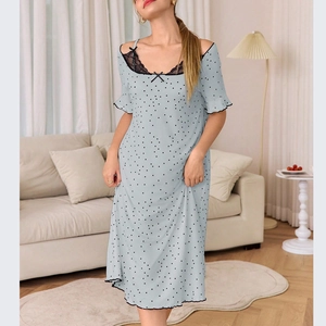 Détail d'une nuisette bleu clair à pois avec dentelle noire et petit nœud doux