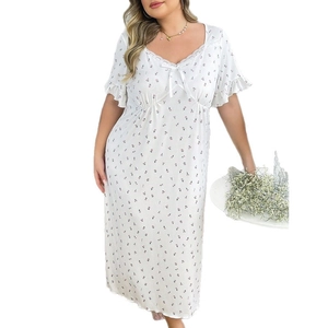 Nuisette grande taille à fleurs avec col en V, dentelle et volants en tissu blanc léger