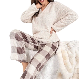 Ensemble pyjama en flanelle pelucheuse pour femme avec haut à col V et pantalon écossais