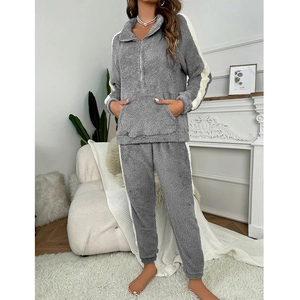 Pyjama chaud en peluche pour femme avec haut gris à fermeture éclair et pantalon rayé