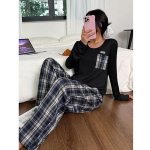 Ensemble pyjama femme avec haut à manches longues et pantalon à carreaux bleus