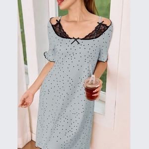 Vue détaillée de la dentelle noire et du nœud sur une robe de nuit bleue à pois