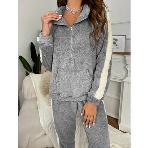 Ensemble pyjama en peluche chaude avec col demi-zip gris et rayures contrastées
