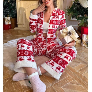 Set pigiama natalizio da donna in pile rosso peluche con stampe di renne e fiocchi di neve