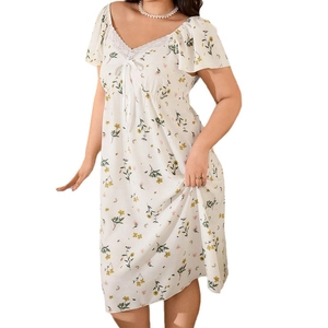 Elegantes V-Ausschnitt Nachthemd mit Blumenmuster, weißer Spitze und Schleifendetail