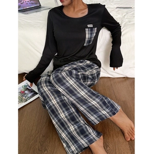 Détail d'un haut de pyjama avec une poche de poitrine à carreaux et une étiquette blanche
